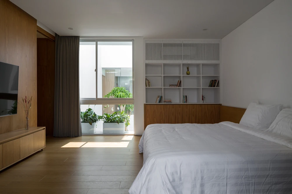 Không gian sáng sủa, vật liệu hiện đại, nội thất gỗ tối giản đã tạo nên sự thư thái cho ngôi nhà.