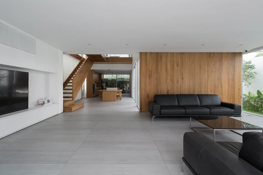 Kiến trúc sư sử dụng giải pháp chia nhỏ kiến trúc đưa sân vườn, hồ nước xen kẽ vào công trình.