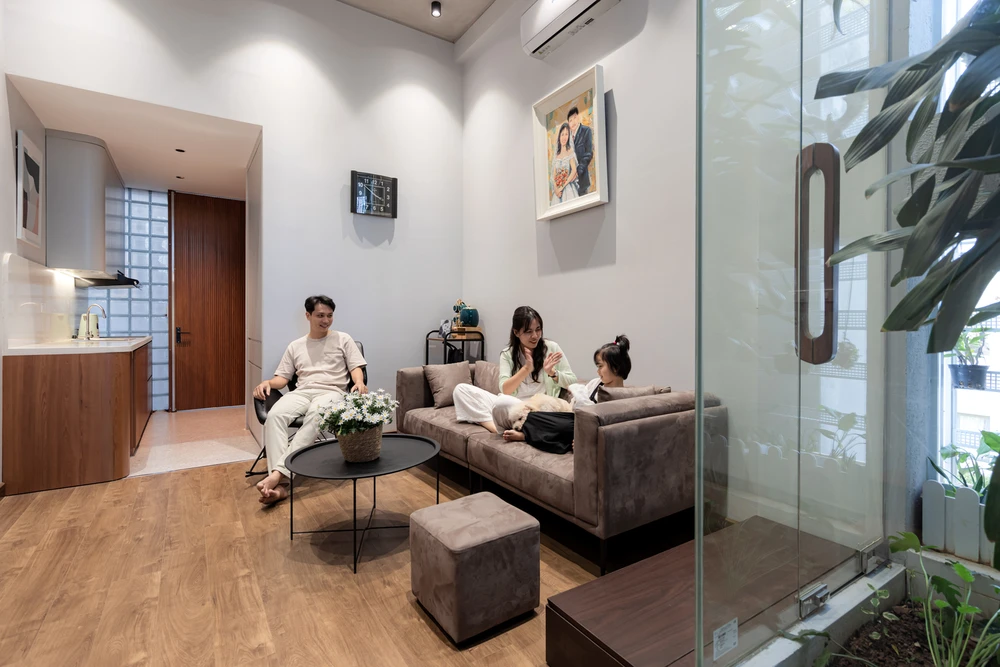 Để có được không gian thoáng ưu tiên cho cây xanh, thay vì mở giếng trời lớn, chúng tôi tạo một giếng trời nhỏ.