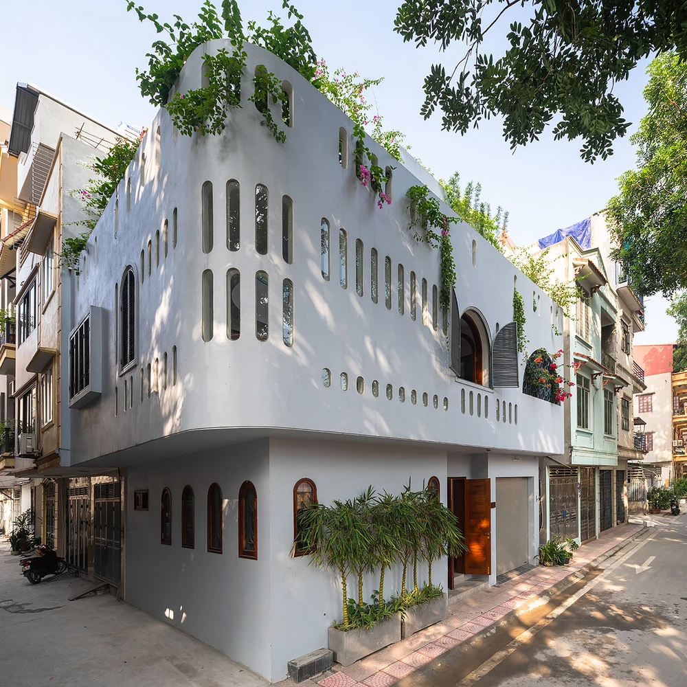 Kiến trúc sư NH Village Architects đã thiết kế ngôi nhà có mặt tiền hình lỗ bầu dục.