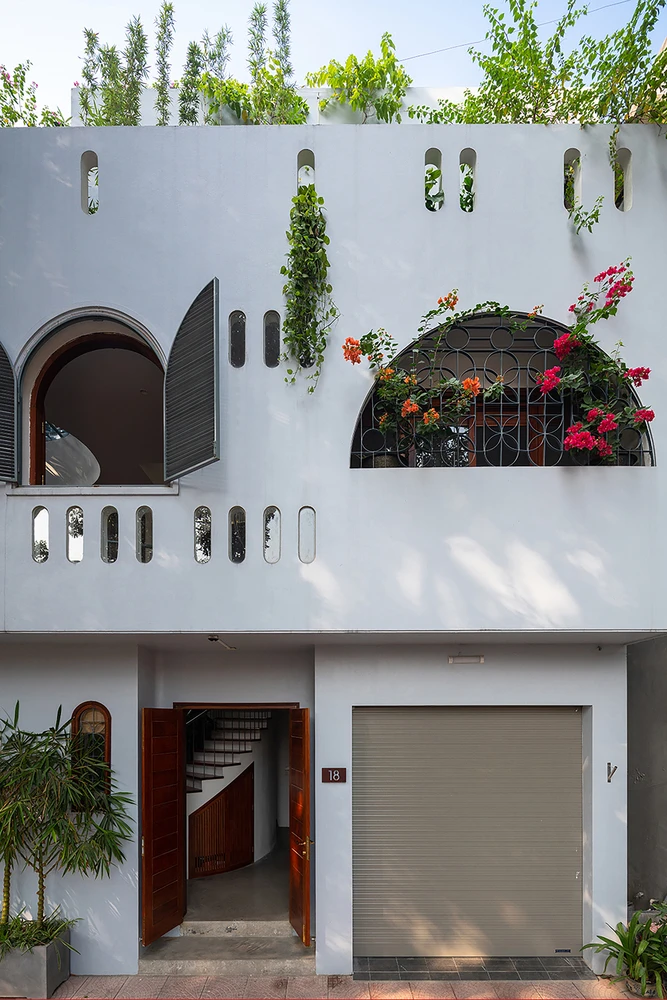 Ngôi nhà nằm trong một góc phố ở quận Long Biên, TP Hà Nội. Gia chủ là gia đình hai vợ chồng trẻ với hai con nhỏ.