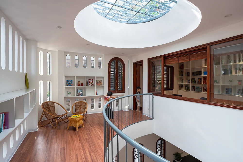 Ngôi nhà ba tầng, không gian sinh hoạt chung được bố trí ở tầng hai.