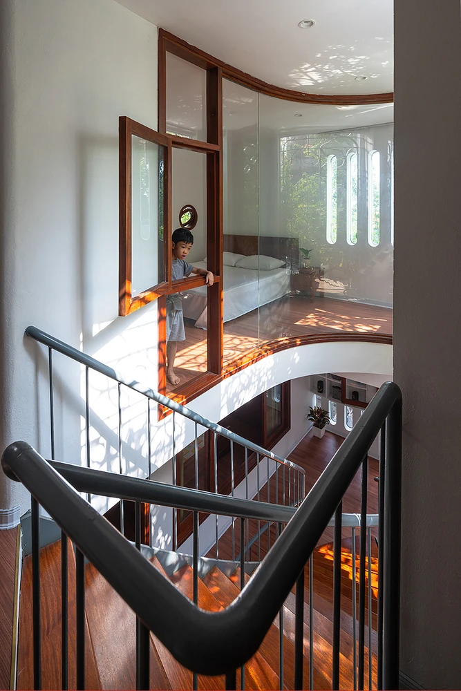 Cửa các phòng và hành lang tầng hai được thiết kế mở cạnh nhau tạo sự lưu thông để mọi người đi lại dễ dàng.