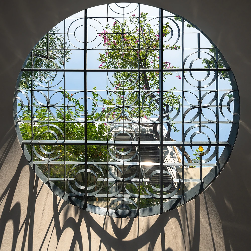 Bằng cách lắp đặt một khoảng trống ở tầng hai, không gian trở nên tràn ngập ánh sáng tự nhiên và cây xanh.