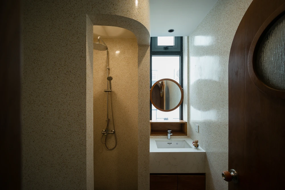 Khu vực vệ sinh, phòng tắm đầy đủ ánh sáng thông qua ô cửa sổ nhỏ.