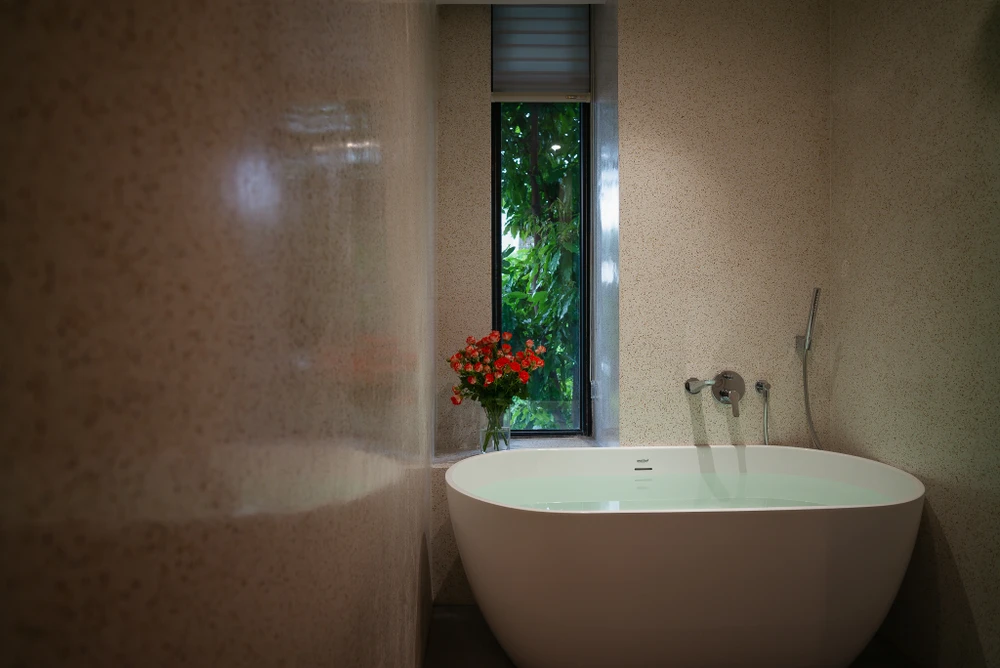 Bồn tắm hài hòa với thiên nhiên.