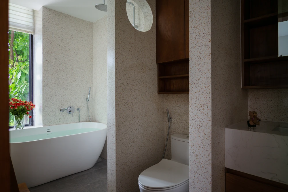 Mỗi khu vực tắm, vệ sinh đều được ngăn cách bằng bức tường.