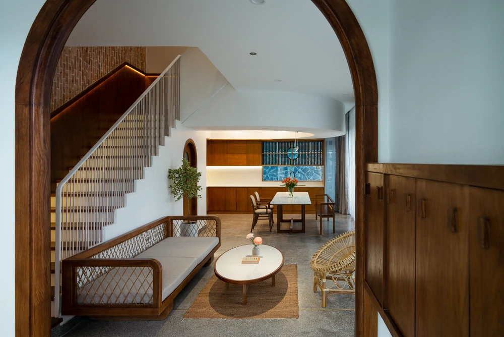 Nội thất phòng khách và bếp được thiết kế vừa đủ qua những đường nét đơn giản.