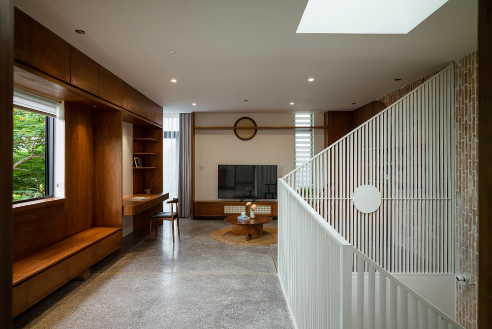 Phòng khách và bàn đọc sách được bố trí ở tầng trên.