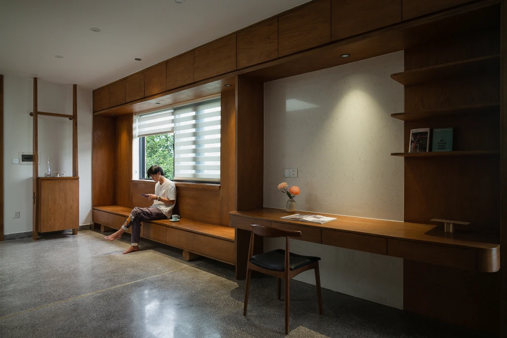 Sự vừa đủ trong bố trí không gian và số lượng đồ nội thất giúp hạn chế những công việc nhà khiến gia chủ bận rộn.