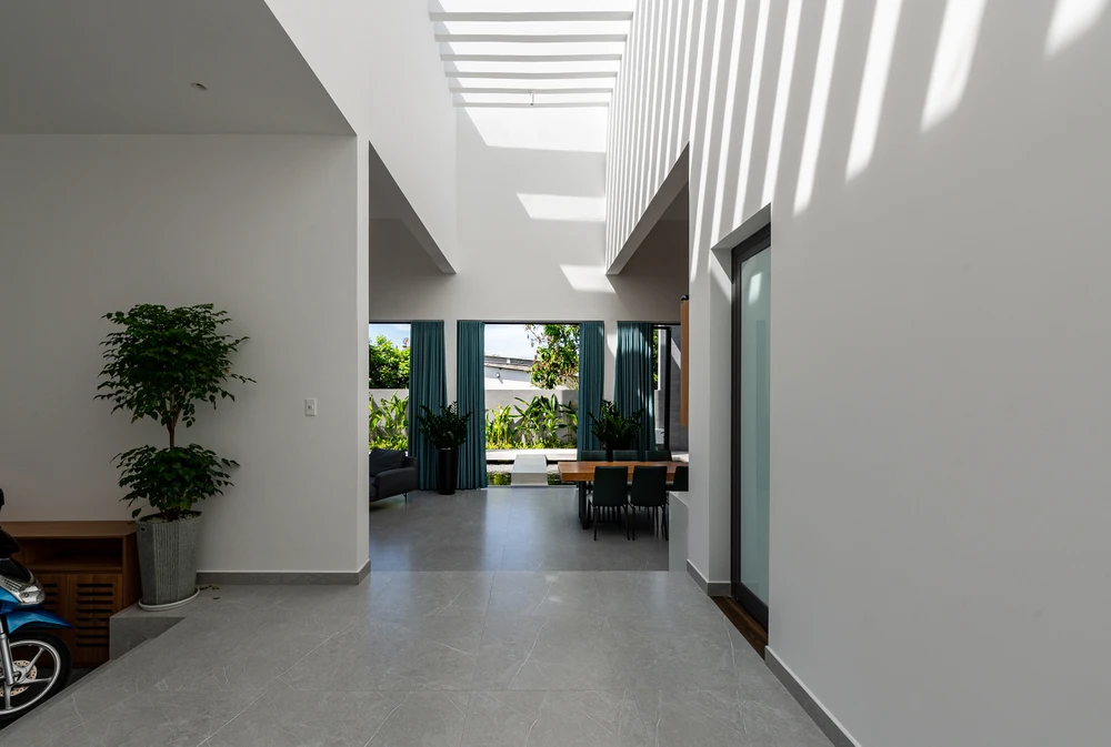 Giếng trời giúp cả ngôi nhà lúc nào cũng sáng và thoáng.