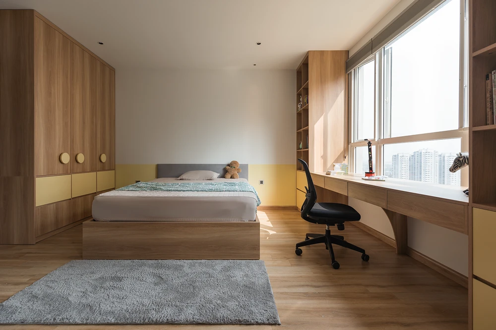 Vật liệu trong nhà sử dụng gỗ và màu trắng làm không gian giản dị, mộc mạc hơn.