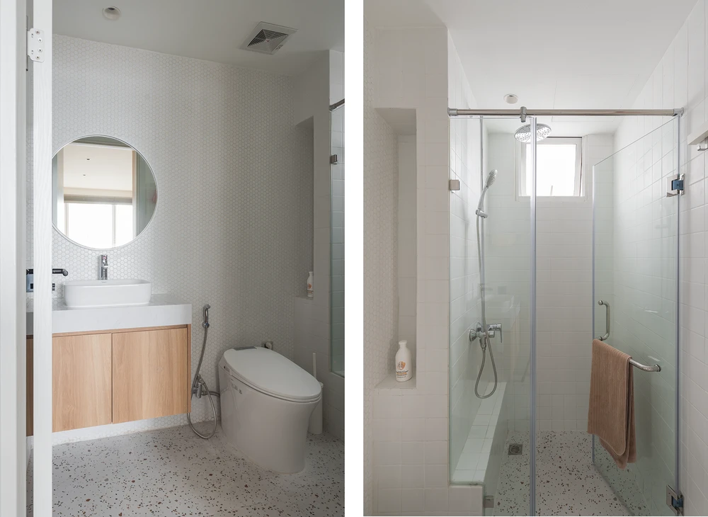Phòng vệ sinh sử dụng gạch mosaic màu trắng và gạch vuông giúp không gian ngăn nắp hơn, đồng điệu với gạch ốp bếp.