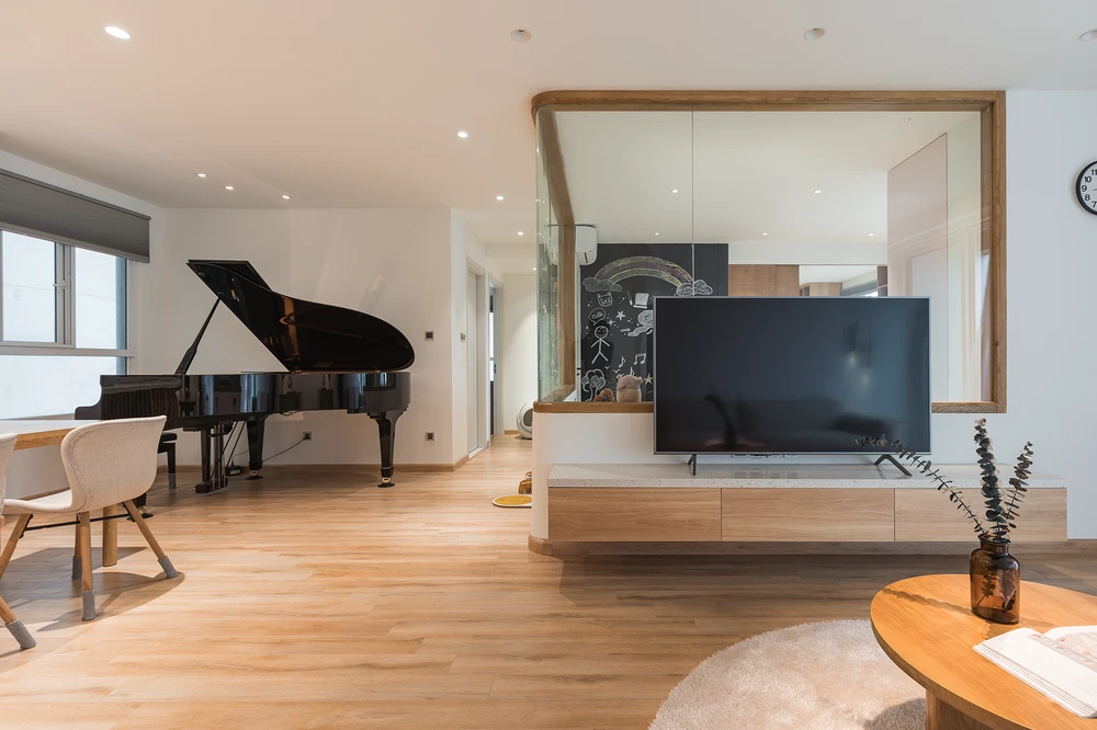 Thay vì những bức tường trong chung cư đơn thuần, kiến trúc sư Combo Home thiết kế và đập bỏ những bức tường bếp mở không gian.