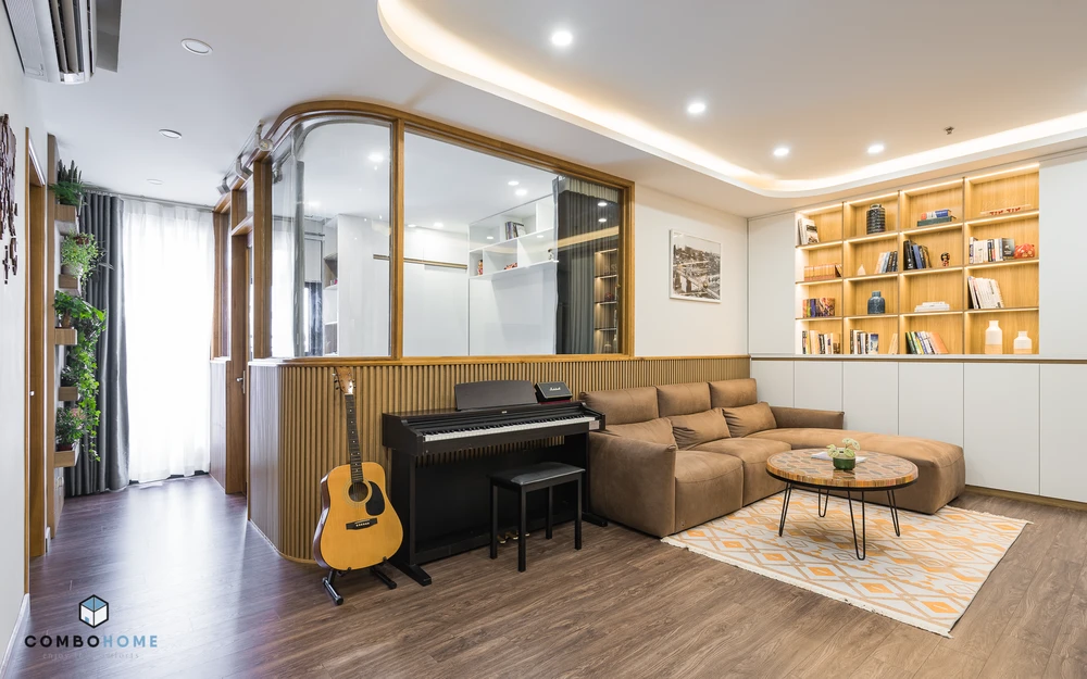 Phòng khách sử dụng sofa cao cấp, bàn trà nhỏ.