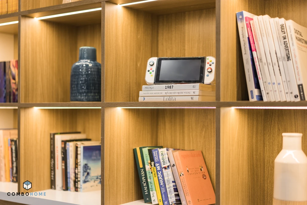 Kệ sách gọn gàng, ngăn nắp.