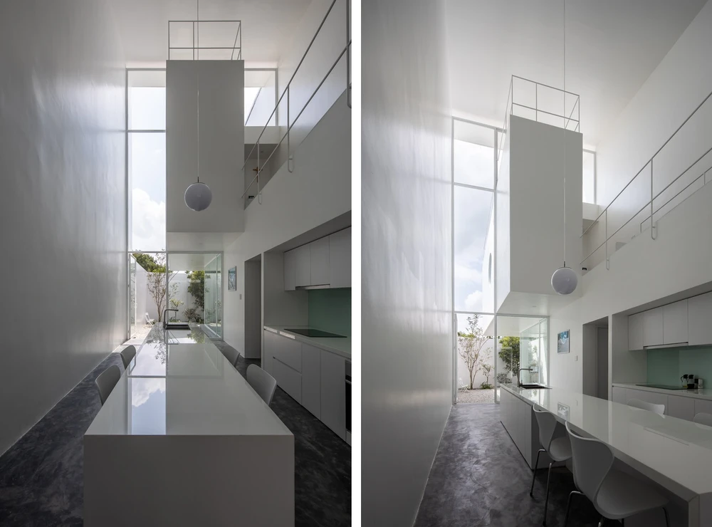 Một không gian rộng rãi được tạo ra ở giữa nhà, nơi liên kết tất cả các phòng chức năng.