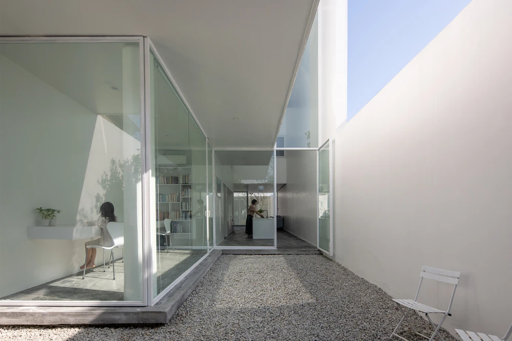 Không khí lưu thông qua khoảng trống và hệ thống mái dốc giúp không gian trở nên thoáng đãng.