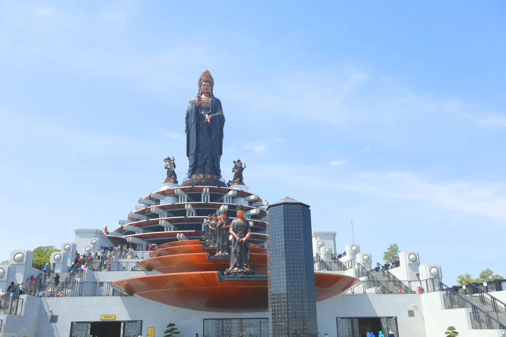 Ngọn núi Bà Đen cao 986 m, được mệnh danh là "nóc nhà Nam bộ". Ngọn núi Bà Đen cao 986 m, được mệnh danh là "nóc nhà Nam bộ".