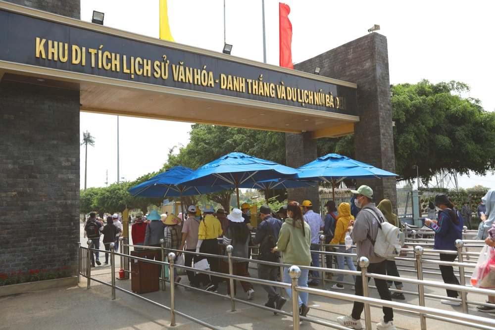 Khu du lịch núi Bà Đen thu hút du khách từ các địa phương đến tham quan, hành hương. Khu du lịch núi Bà Đen thu hút du khách từ các địa phương đến tham quan, hành hương.