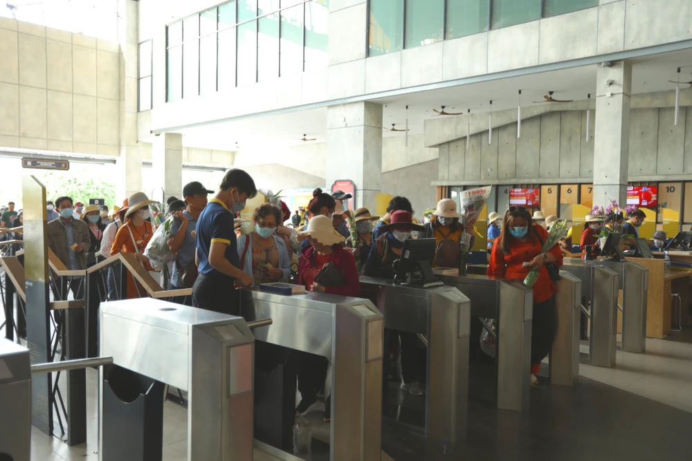 Du khách check-in trước khi lên cáp treo. Du khách check-in trước khi lên cáp treo.