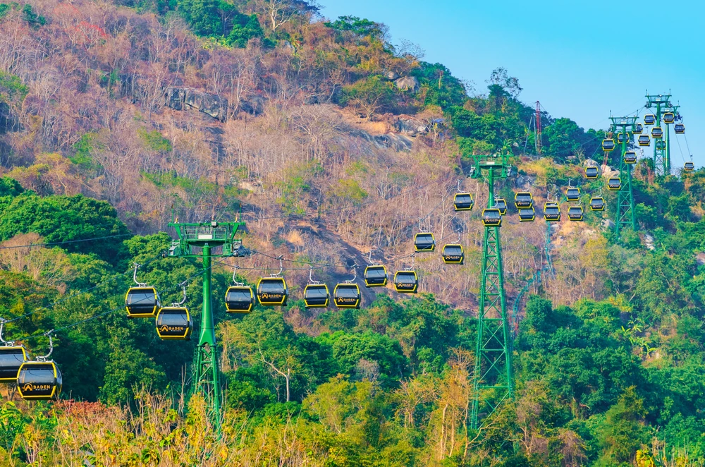 Các tuyến cáp treo lên chùa Bà và đỉnh núi hoạt động liên tục để đáp ứng lượng du khách. Các tuyến cáp treo lên chùa Bà và đỉnh núi hoạt động liên tục để đáp ứng lượng du khách.