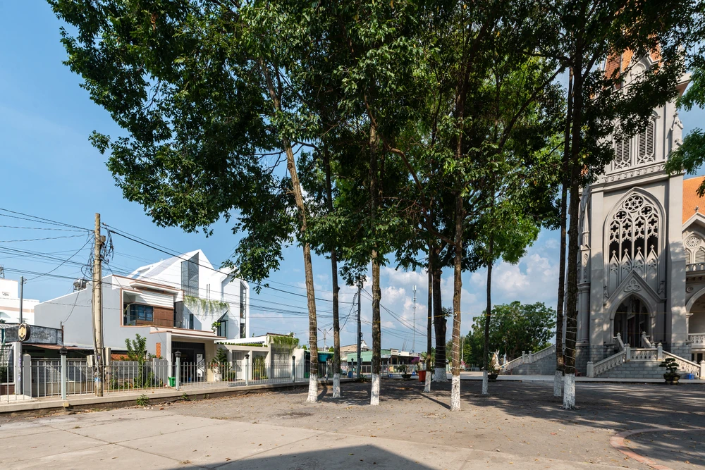 Gather House được xây dựng tại vị trí gần một nhà thờ.