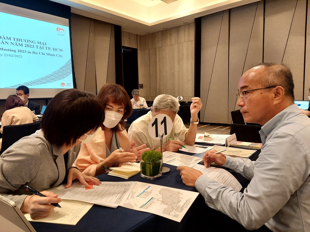 Hội đàm giữa người mua và người bán tại sự kiện.