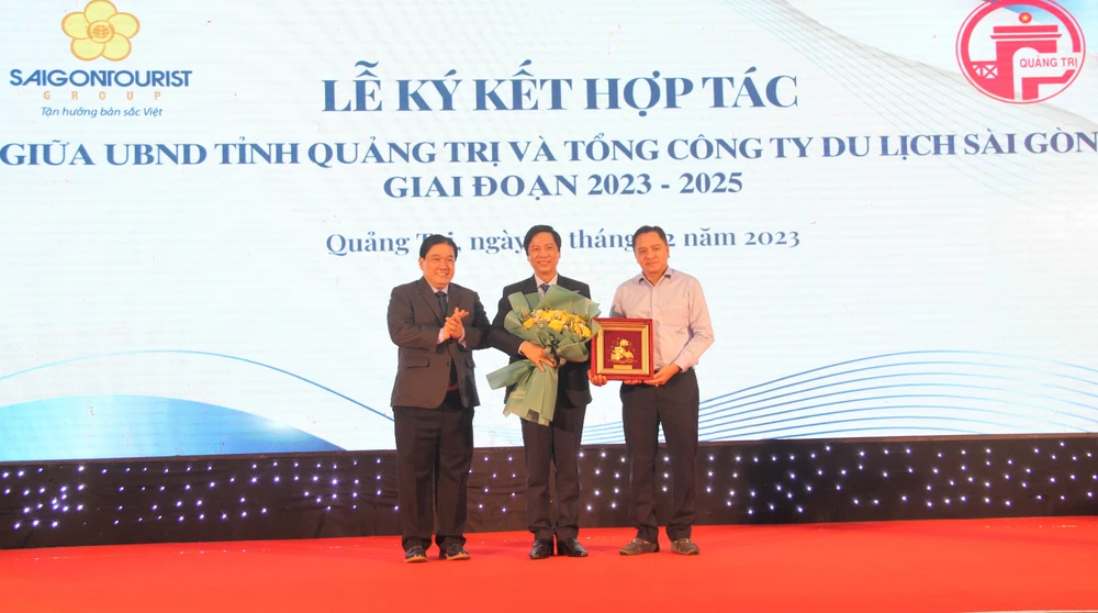 Lãnh đạo Saigontourist Group tặng hoa cho ông Hoàng Nam, Phó Chủ tịch UBND tỉnh Quảng Trị.