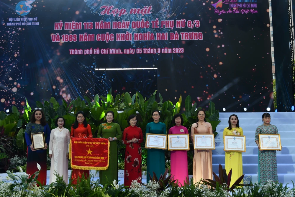 Hội LHPN TP.HCM được trao tặng cờ thi đua.