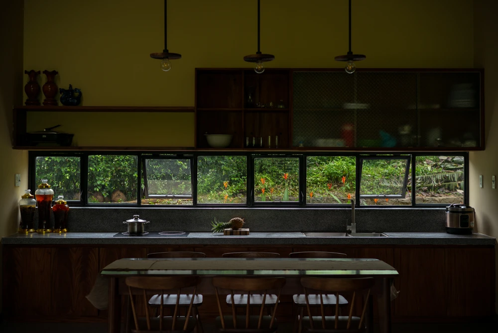 Khối cao nhất là phòng khách, bếp và ăn, hai khối thấp hơn cho không gian ba phòng ngủ và hai khối phụ là khu gara và vệ sinh.