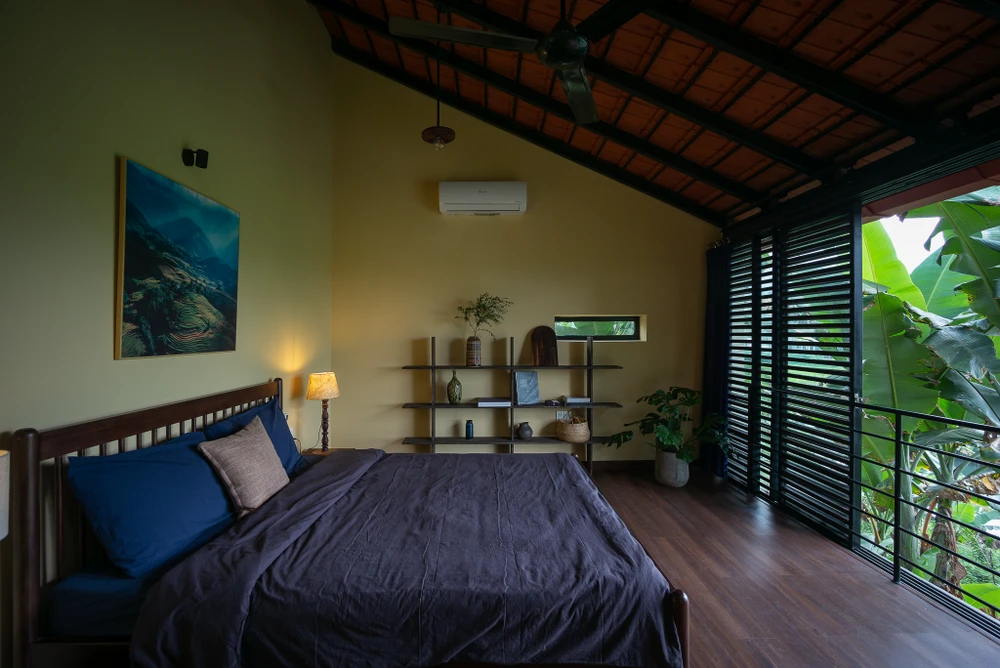 Không gian phòng ngủ gắn kết chặt chẽ với thiên nhiên, tạo những phút giây thoải mái cho gia chủ.