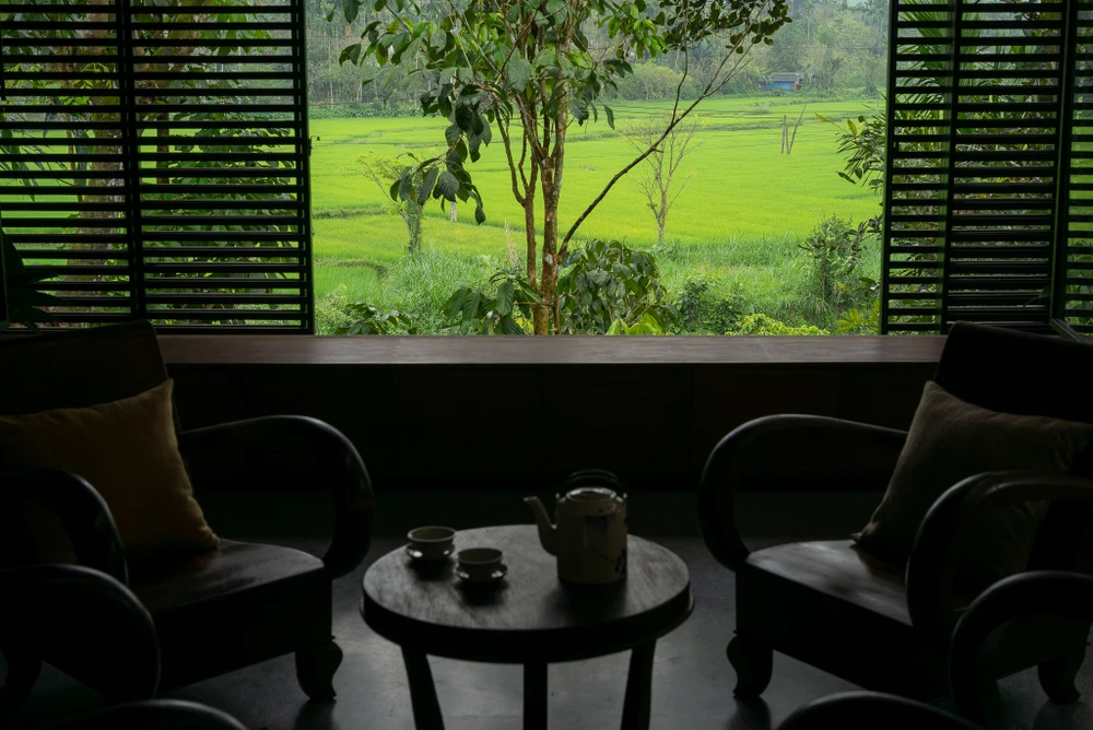 Trong không gian này, gia chủ có thể ngồi bên khung cửa tận mắt trải nghiệm thiên nhiên: nắng, mưa, gió, sương mù, bầu trời.