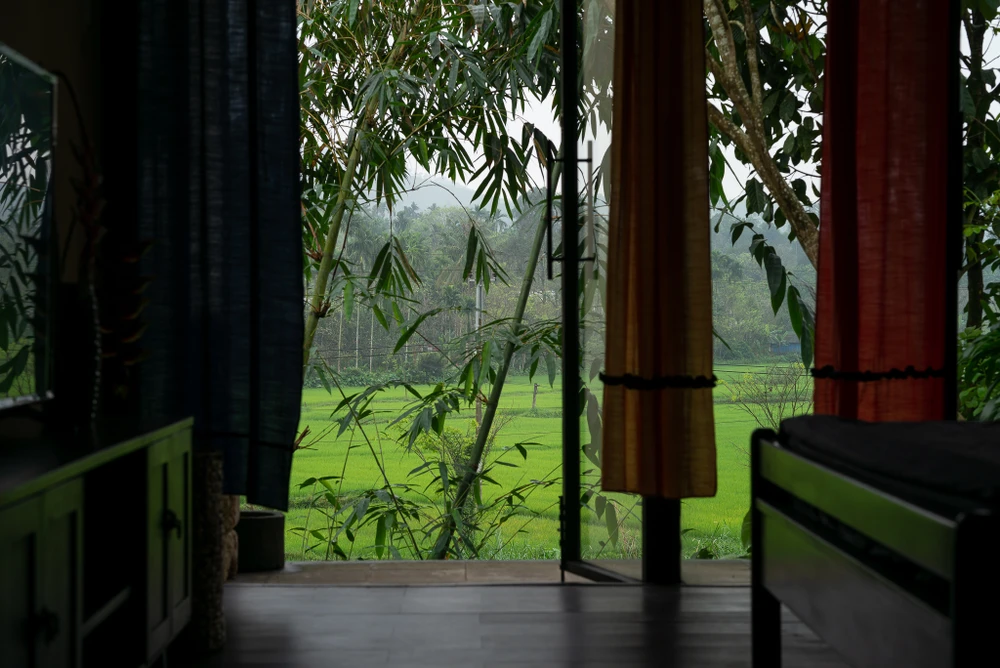 Nhóm thiết kế KAN Studio – BOW.Atelier tận dụng những lợi thế của khu đất, cảnh quan xung quanh, hướng nhìn, hướng gió, đưa ra phương án thay đổi lại hướng chính của ngôi nhà so với căn nhà cũ.