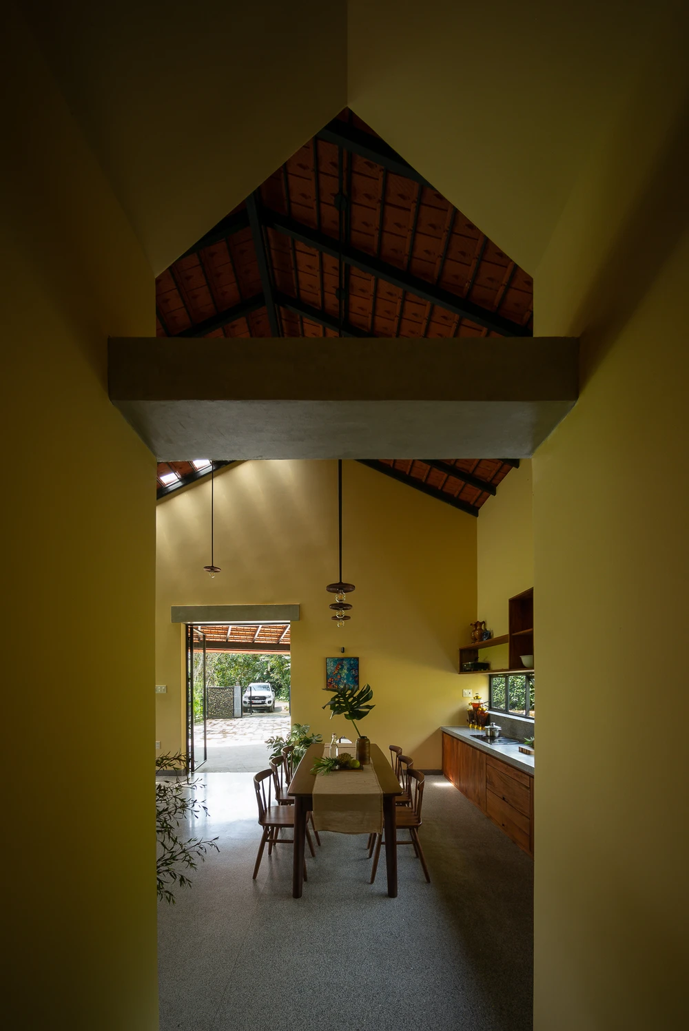 Ngôi nhà là tổ hợp của các hình khối có cao độ mái khác nhau được kết nối lại bằng lối đi hành lang chung nhưng vẫn đảm bảo được sự riêng tư.