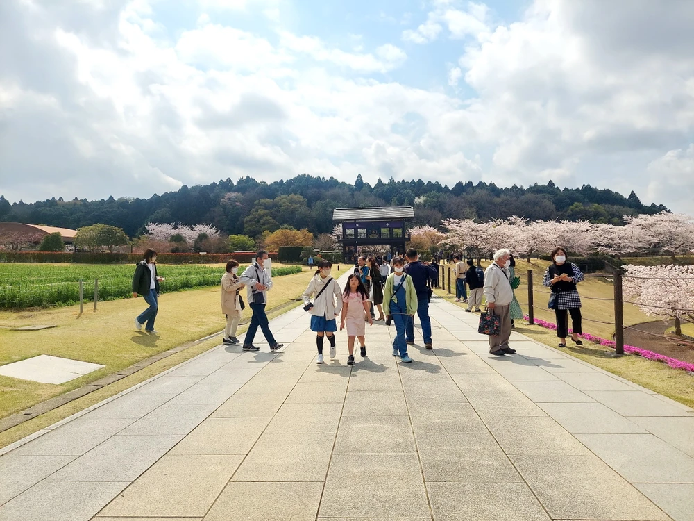 Tượng Phật Ushiku Daibutsu thu hút du khách thập phương đến tham quan và chiêm bái.