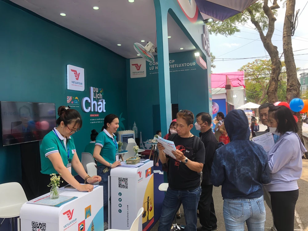 Đến chiều ngày 6-4 ghi nhận khá đông khách đến tham quan, mua tour du lịch.