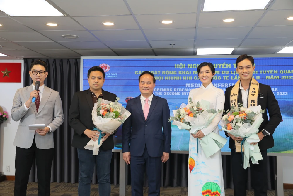 Ông Hoàng Việt Phương, Phó Chủ tịch UBND tỉnh Tuyên Quang tặng hoa cho đại sứ lễ hội Khinh khí cầu.