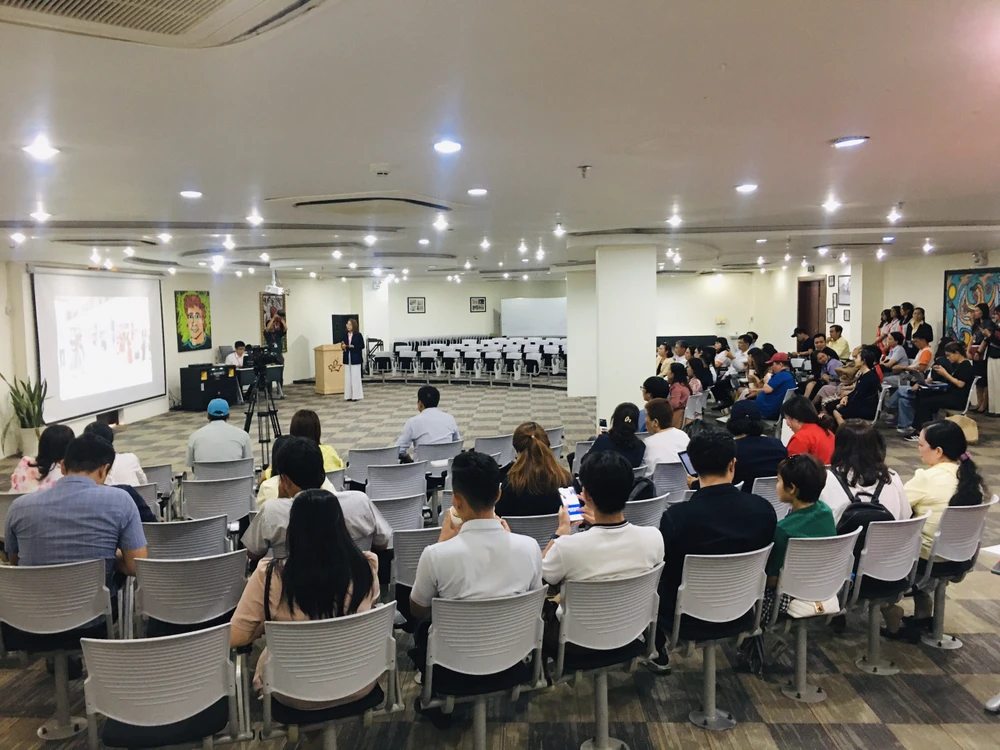 Đoàn tham quan tại trường Quốc tế Canada.