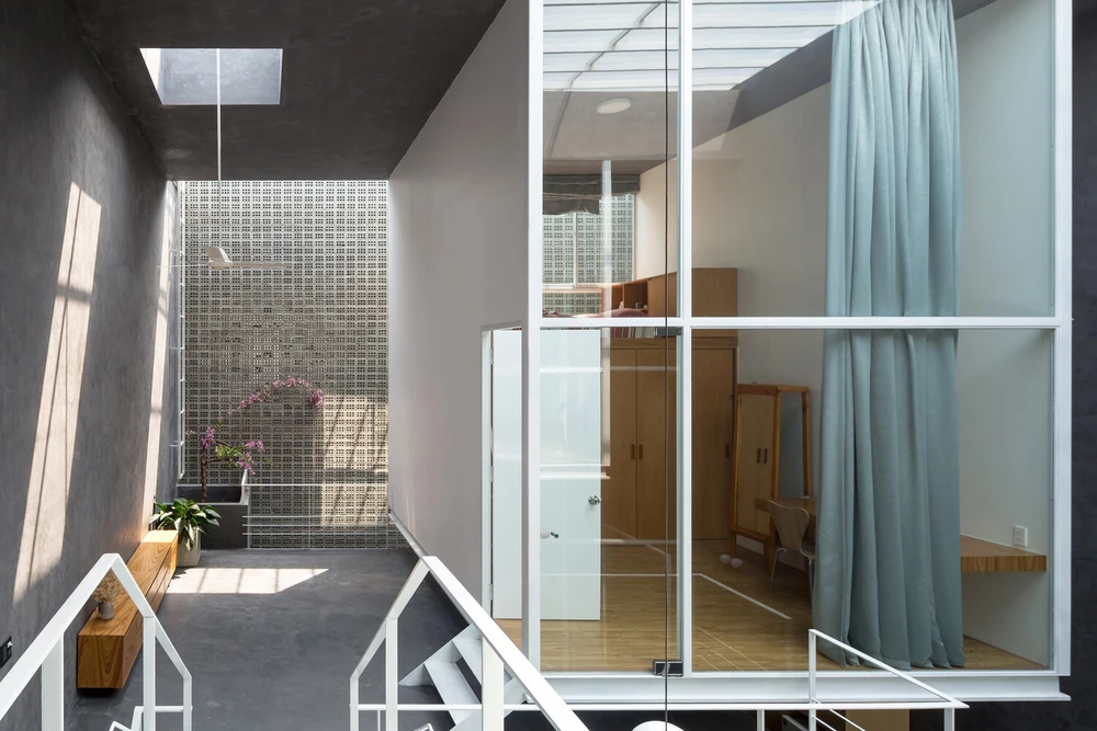 Gạch thông gió và lưới sắt còn giúp trong việc đối lưu không khí trong nhà.