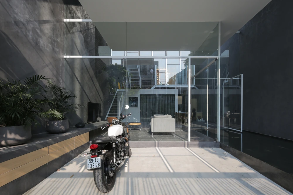 Công trình là tổ ấm của một gia đình trẻ với phong cách sống phóng khoáng.