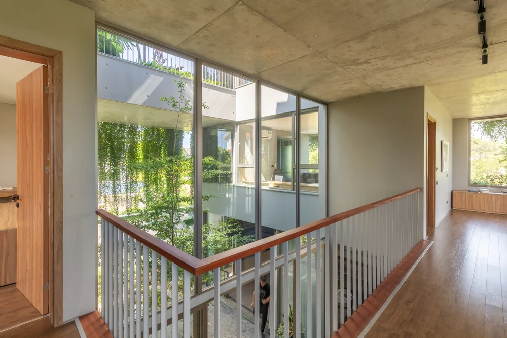 Bên trong công trình là một lớp vỏ trong suốt gồm hệ cửa sổ và vách kính lớn giúp tăng tối đa tầm nhìn ra sân và thiên nhiên, cây xanh.