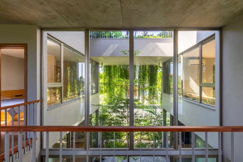 Từ mọi góc trong nhà, mọi người đều có thể nhìn ra khoảng sân này.