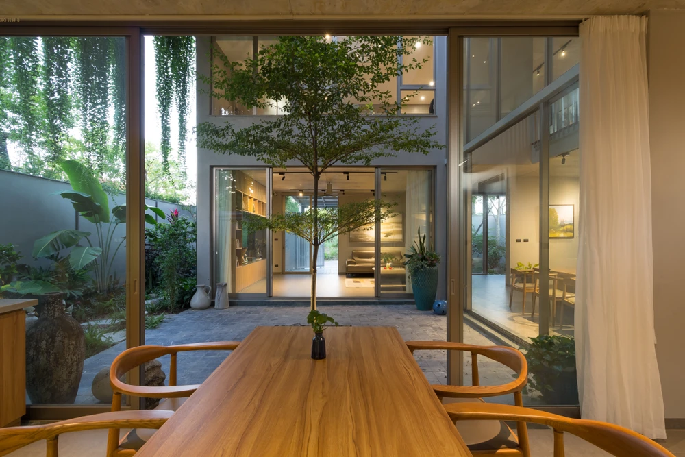 Thứ hai là tính bền vững, kiến trúc sư tìm giải pháp đơn giản mà hiệu quả, từ đó đó tập trung vào con người và trải nghiệm của con người trong ngôi nhà.