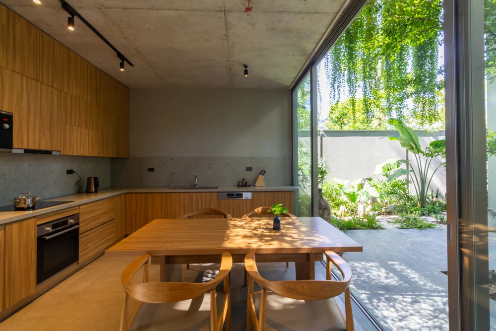 Các không gian chính gồm phòng khách, bếp, phòng ngủ ... được bố trí thành hai khối song song và hướng ra sân trong.