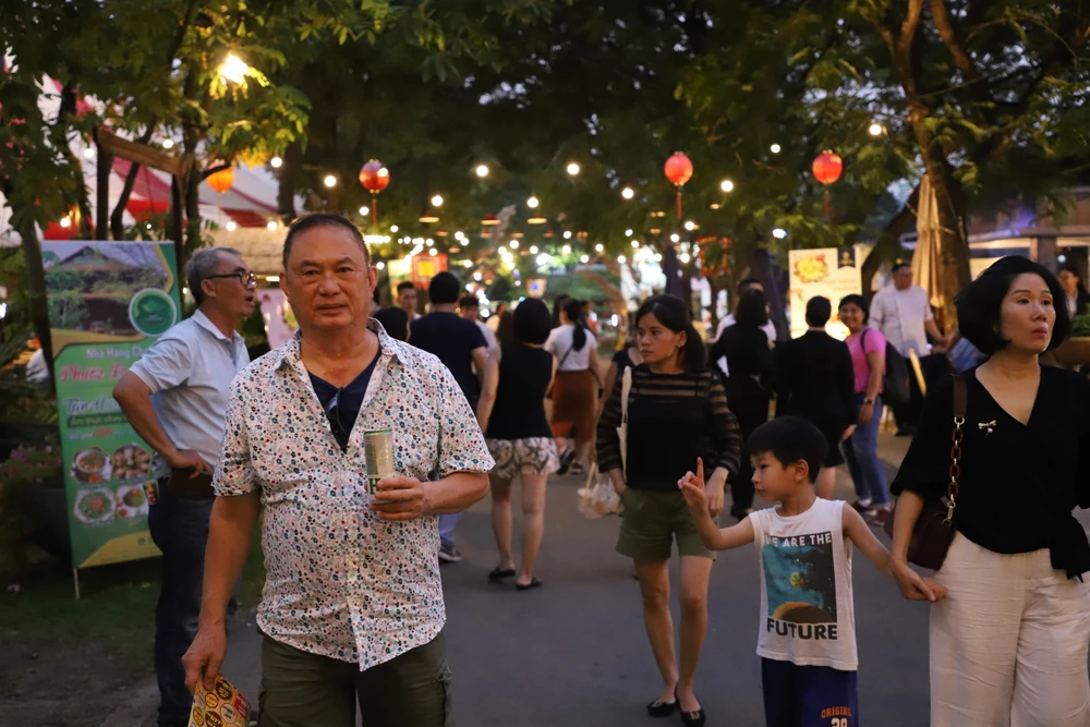 Lễ hội ẩm thực thu hút đông đảo du khách đến tham gia. Lễ hội ẩm thực thu hút đông đảo du khách đến tham gia.