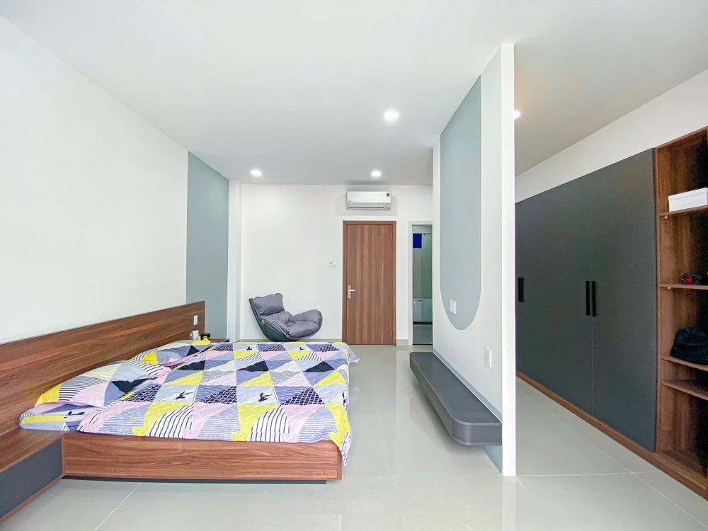 Lầu một và lầu hai, mỗi tầng gồm hai phòng ngủ và hai nhà vệ sinh. Tầng thượng gồm sân thượng trước sau, nhà vệ sinh, kho và phòng giặt.