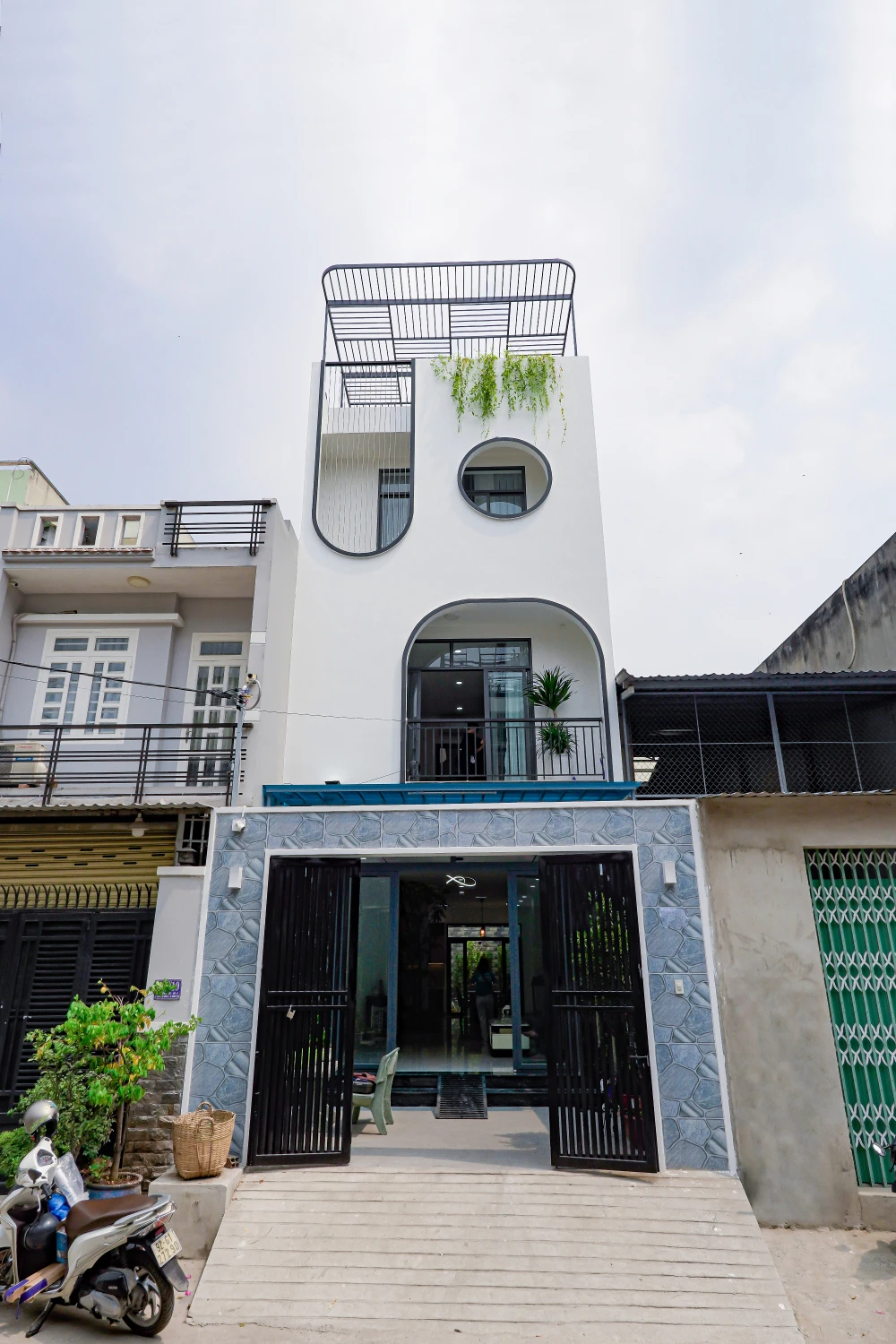 Mặt tiền công trình được thiết kế hai lớp hiệu quả trong việc giảm bức xạ nhiệt.