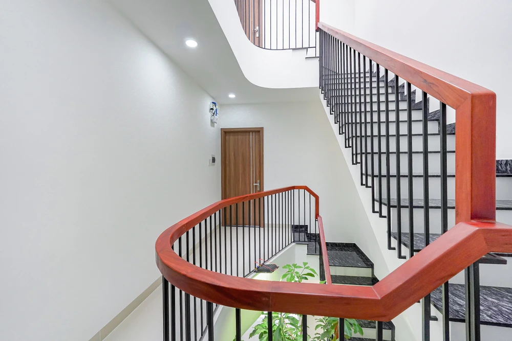 Cầu thang ấn tượng kết hợp cùng ánh sáng từ giếng trời, cây xanh đã tạo nên một “bức tranh nghệ thuật”.