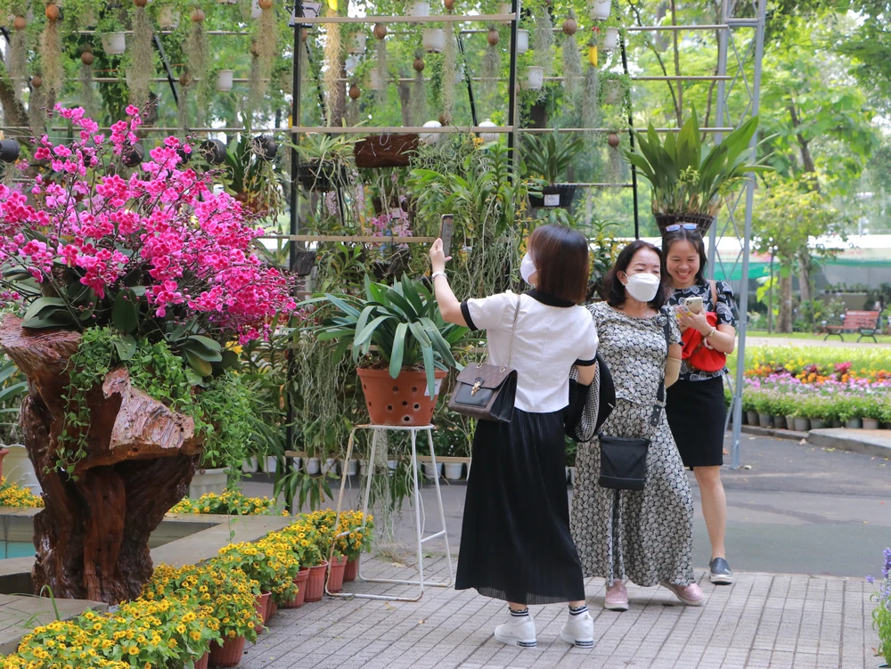 Lễ hội thu hút nhiều người dân TP đến tham quan.